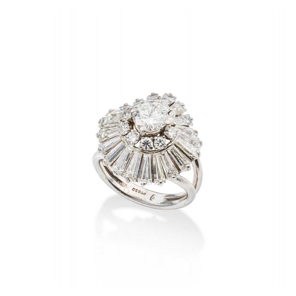 Bague en or blanc des années 1960, de forme "jupe", ornée de diamants taille brillant et de taille tapers